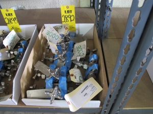 LOT (9) VALVES, MANIFOLD TYPE, 3/8" SIZE, 2485 LB/700 DEGREE F RATING, 316 SS MATERIAL, COMPRESSION CONNECTIONS, A182 SPECIFICATION, 4-WAY STYLE, HANDWHEEL OPERATOR. MARK 856. PART # 30023000 (W-51) LOADING & HANDLING FEE $5-